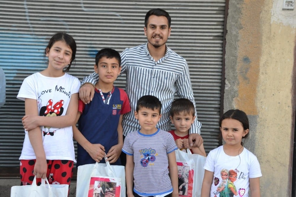 Şehitlerin anısına çocuklara bayramlık hediye ettiler 