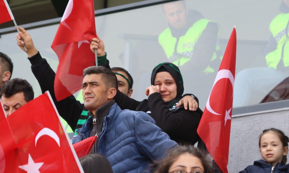 Şehitlerin isimleri okunurken tribünde hüngür hüngür ağladı 