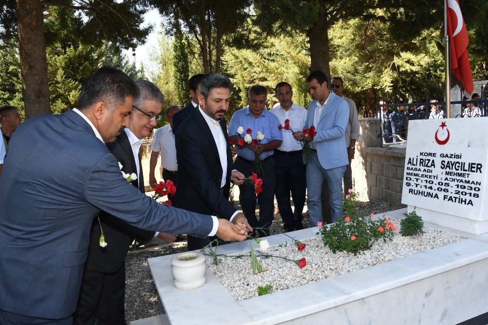 Şehitliğe karanfil bırakıldı 