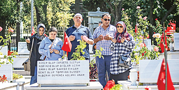 Şehitliklerde dua ve hüzün