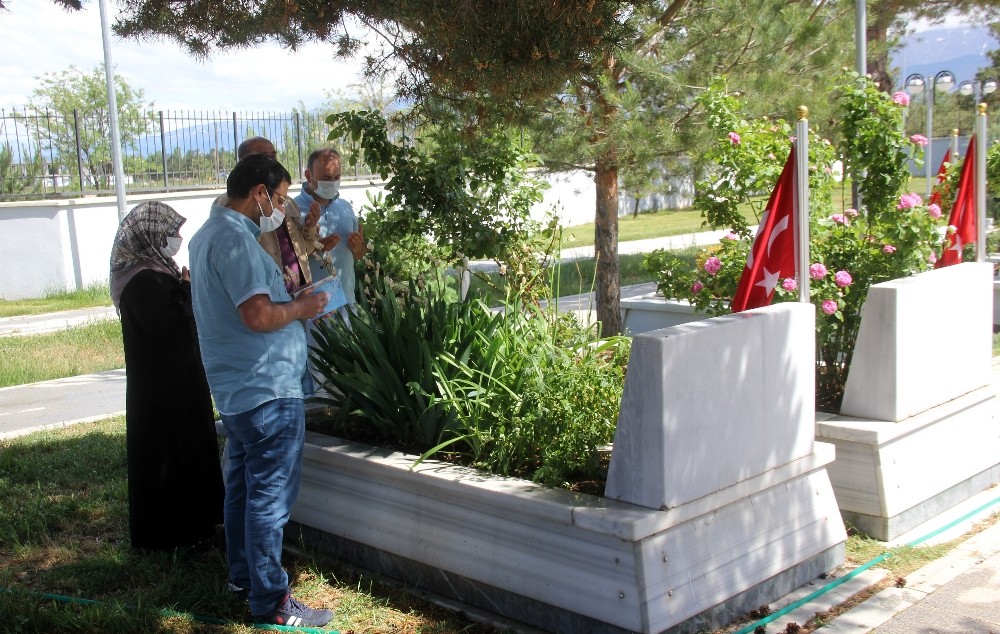 Şehitlikte buruk bayram 