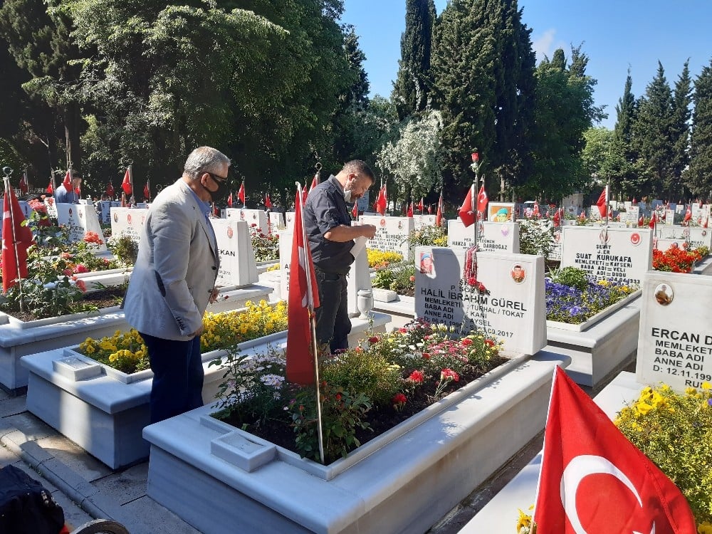 Şehitlikte buruk bayram 