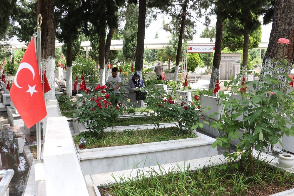 Şehitlikte duygusal ziyaret 