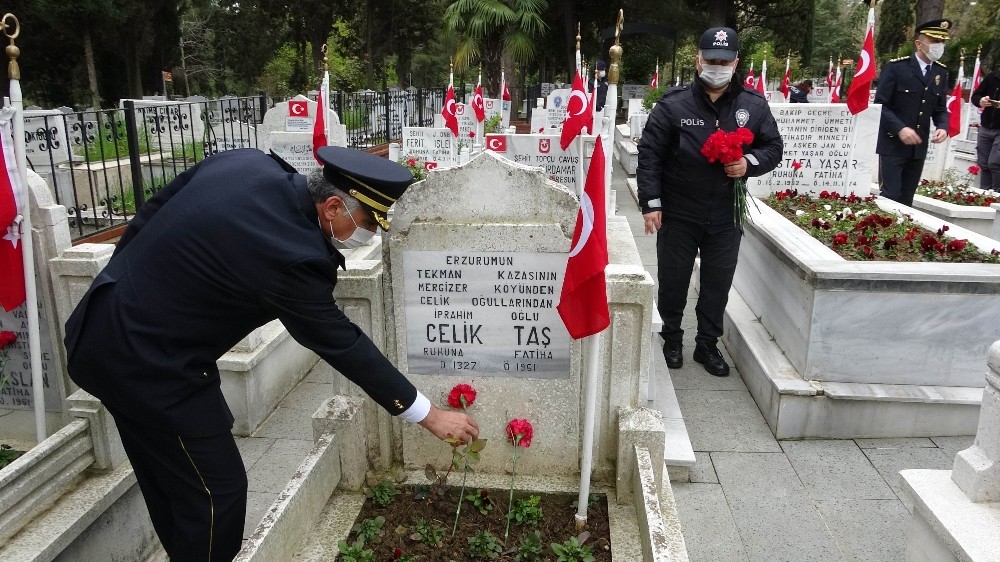 Şehitlikte koronaya karşı sosyal mesafe korunarak tören düzenlendi 