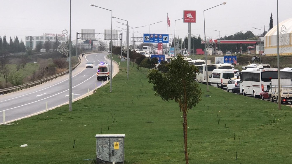 Şehrin girişinde uzun kuyruklar oluşunca, ambulans ters şeritten gitmek zorunda kaldı 