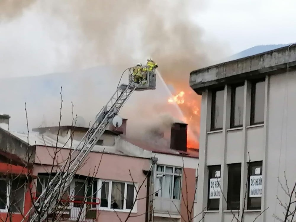 Şehrin göbeğinde korkutan yangın, 5 kişi hastaneye kaldırıldı 
