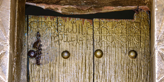 Şehrin tarihi ahşap kapıları için araştırma