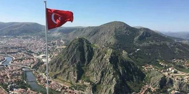 Şehrin tepesine Türk Bayrağı diktiler
