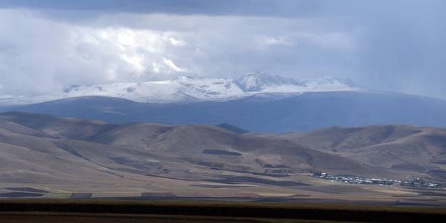 Şehrin yüksek kesimlerine kar yağdı