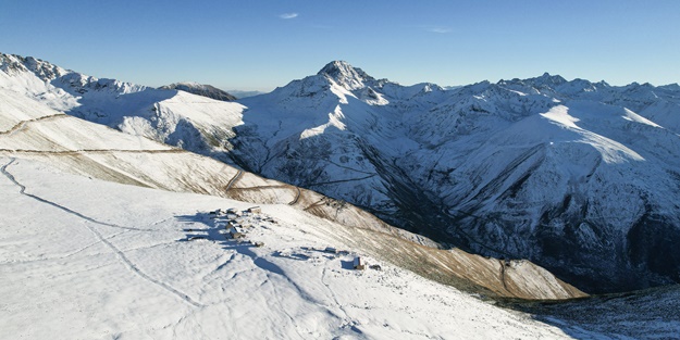 Şehrin yüksek rakımlı zirveleri beyaza büründü