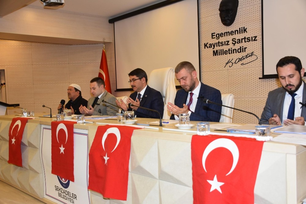 Şehzadeler Belediye Meclisi tek yürek oldu şehitleri andı 