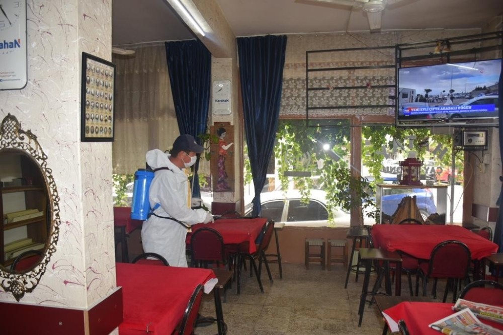 Şehzadeler Belediyesi kahvehaneleri dezenfekte ediyor 