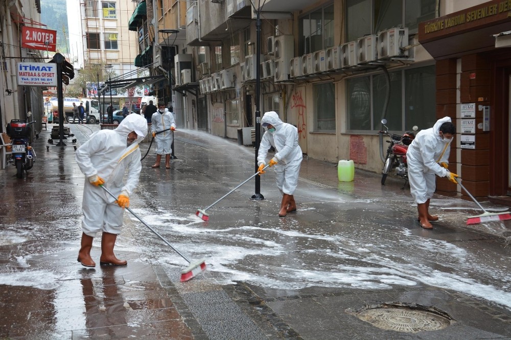 Şehzadeler Belediyesi sevgi yolları ve eczaneleri dezenfekte etti 