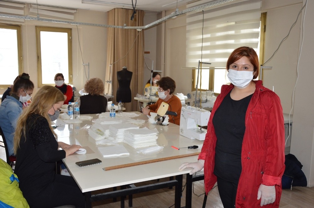 Şehzadeler Halk Eğitim Merkezi de maske üretimine başladı 