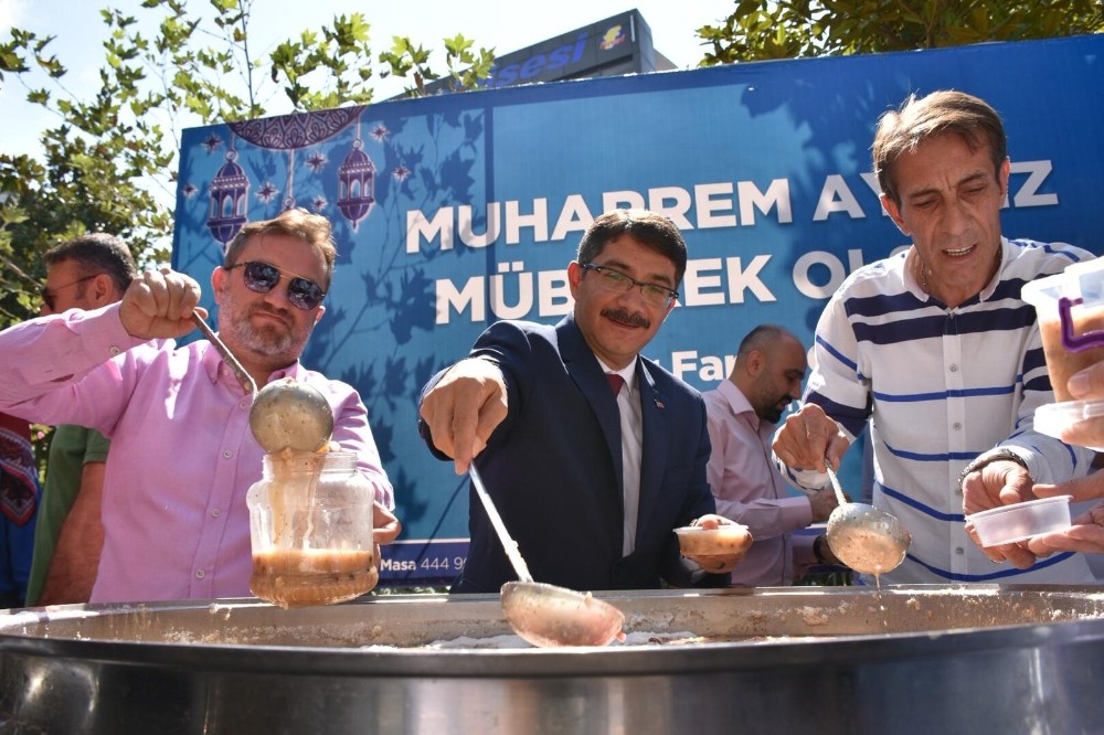 Şehzadeler vatandaşın ağzını aşureyle tatlandırdı 