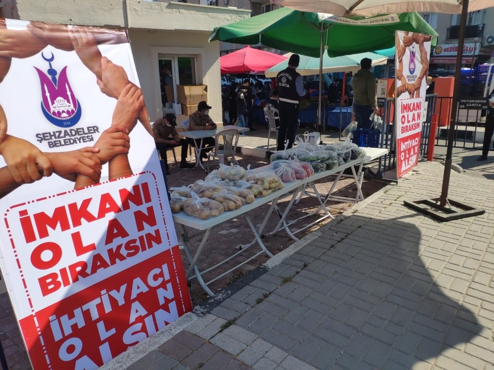 Şehzadeler’de imkanı olan bırakıyor ihtiyacı olan alıyor 