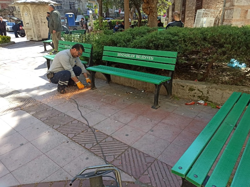 Şehzadeler’de korona virüse karşı banklar söküldü 
