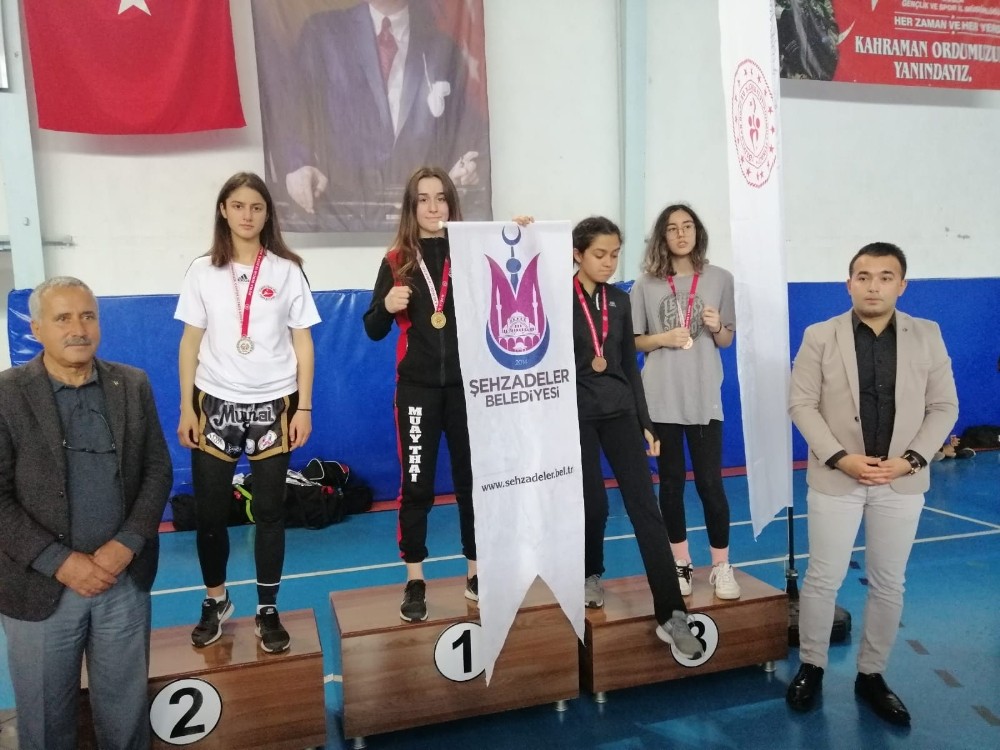 Şehzadeler’in kadınları kürsüye ambargo koydu 