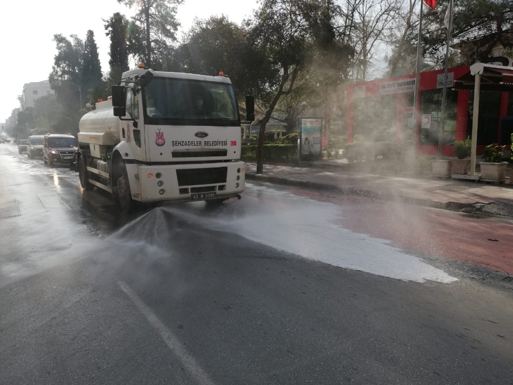 Şehzadeler’in sokaklarında dezenfekte çalışmaları başladı 