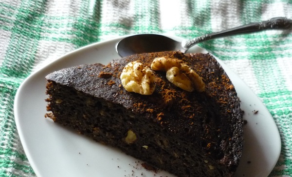 Şeker kullanmak istemeyenlere göre: Keçiboynuzu pekmezli kek