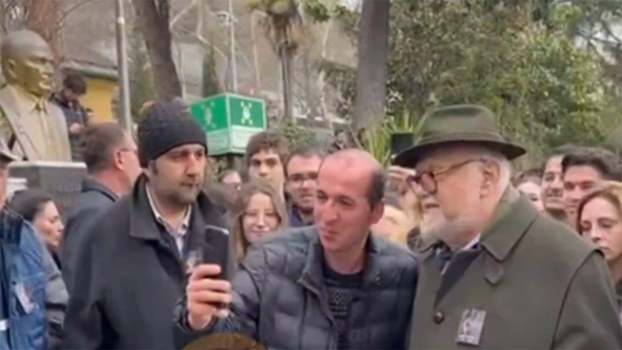 Seküler mahallenin ‘Ortaylı yası’ kısa sürdü Cenazede selfie yarışı