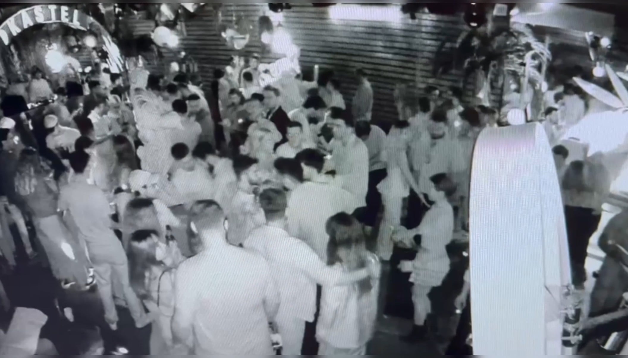 Seküler yaşam tarzı canından ediyordu! Alkollü gece kulübünde rezalet