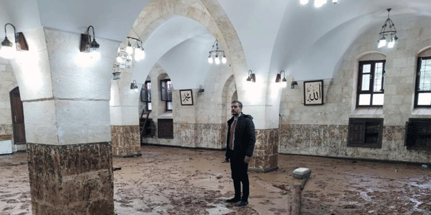Sel afeti ibadethaneleri de etkiledi