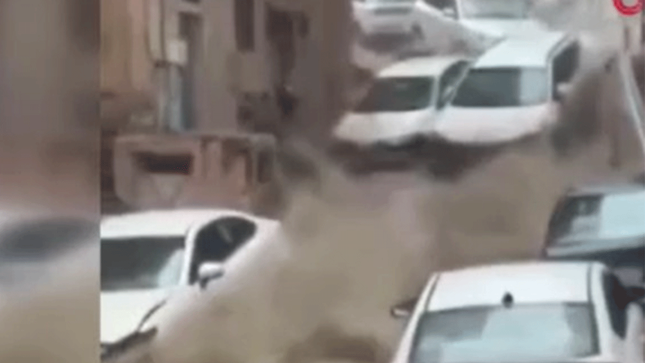Sel arabaları böyle sürükledi! Sokaklar göle döndü