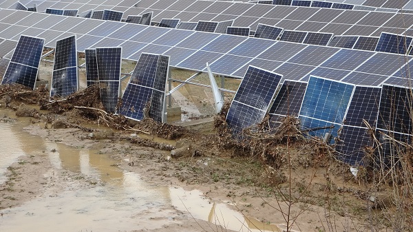 Sel felaketi gerisinde acı manzaralar bıraktı! Milyonluk güneş panelleri kağıt gibi dağıldı