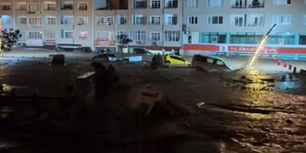 Sel felaketi kameralara yansıdı! Otomobiller suda yüzdü