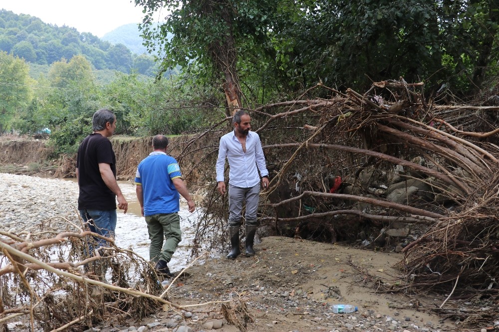 Sel felaketinde 3 yakınını kaybeden aile dere yatağında iki kaybını daha arıyor 