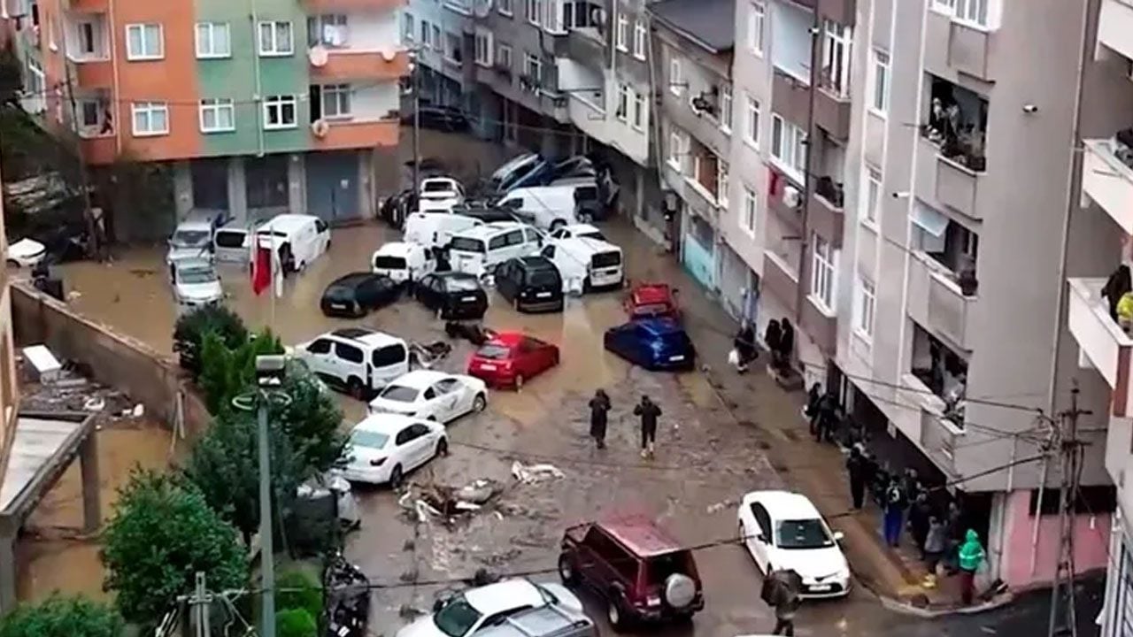 Sel felaketinde en büyük hasarı alan Ayazağa’da temizlik başladı