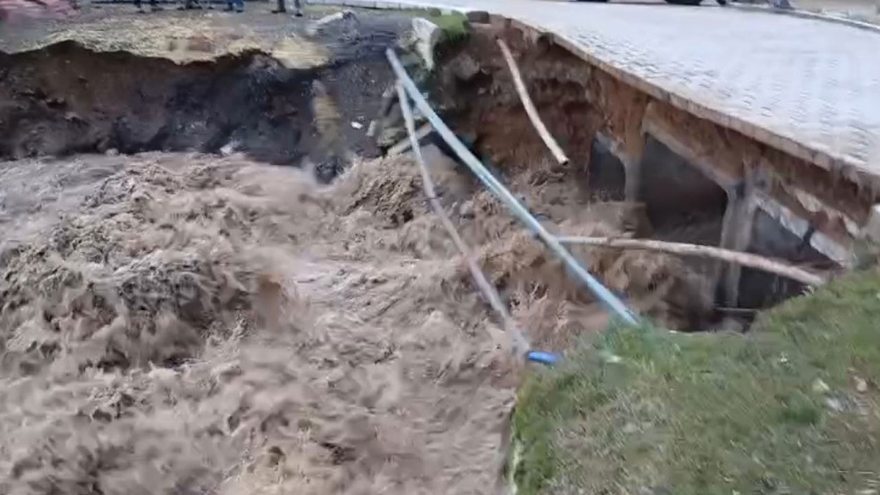 Sel köprüyü yıktı!