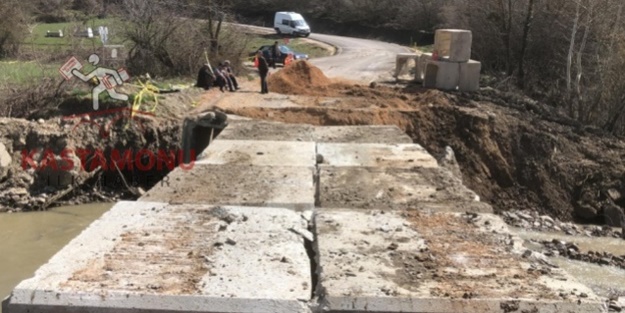 Sel nedeniyle çöken köprü menfez konularak ulaşıma açıldı