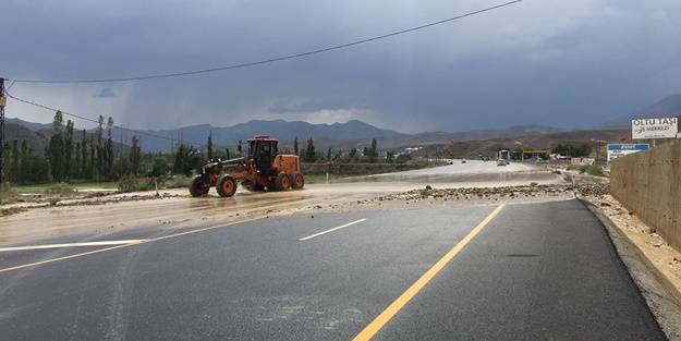 Sel nedeniyle kapanan yol ulaşıma açıldı