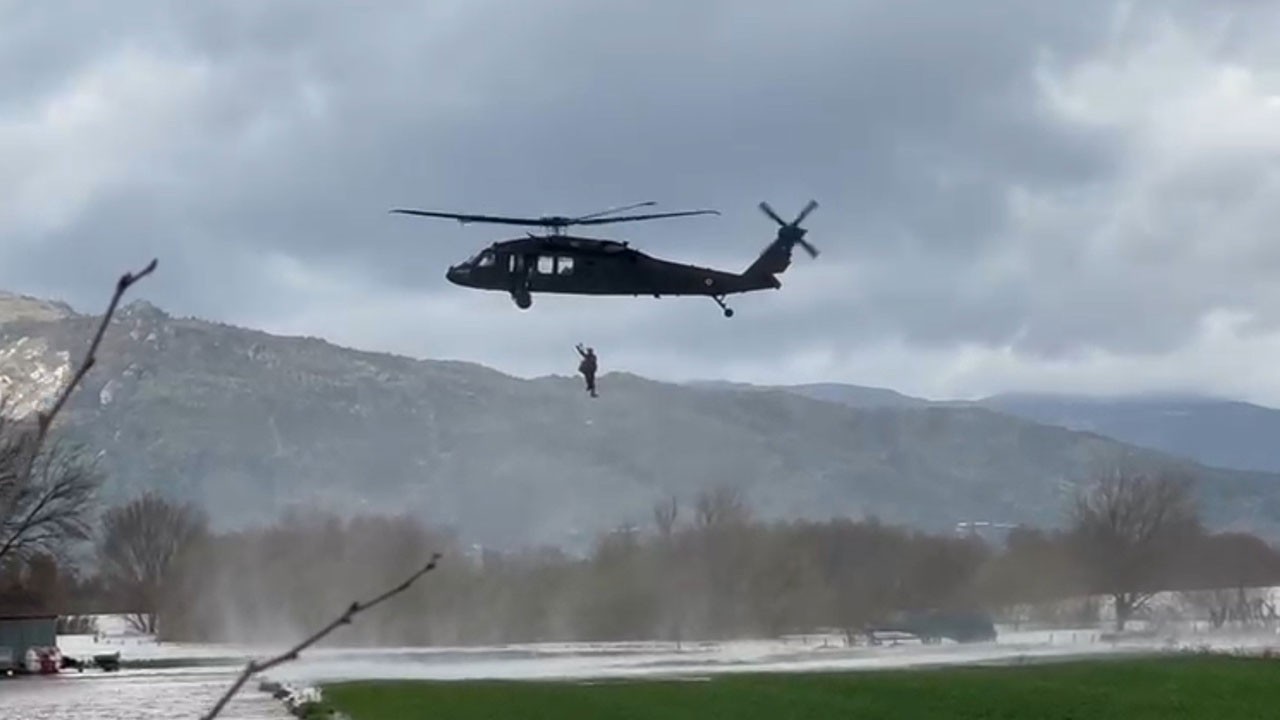 Sel sebebiyle karadan ulaşılamadı! Aydın'da 1 haftadır mahsur kalan adam helikopterle kurtarıldı
