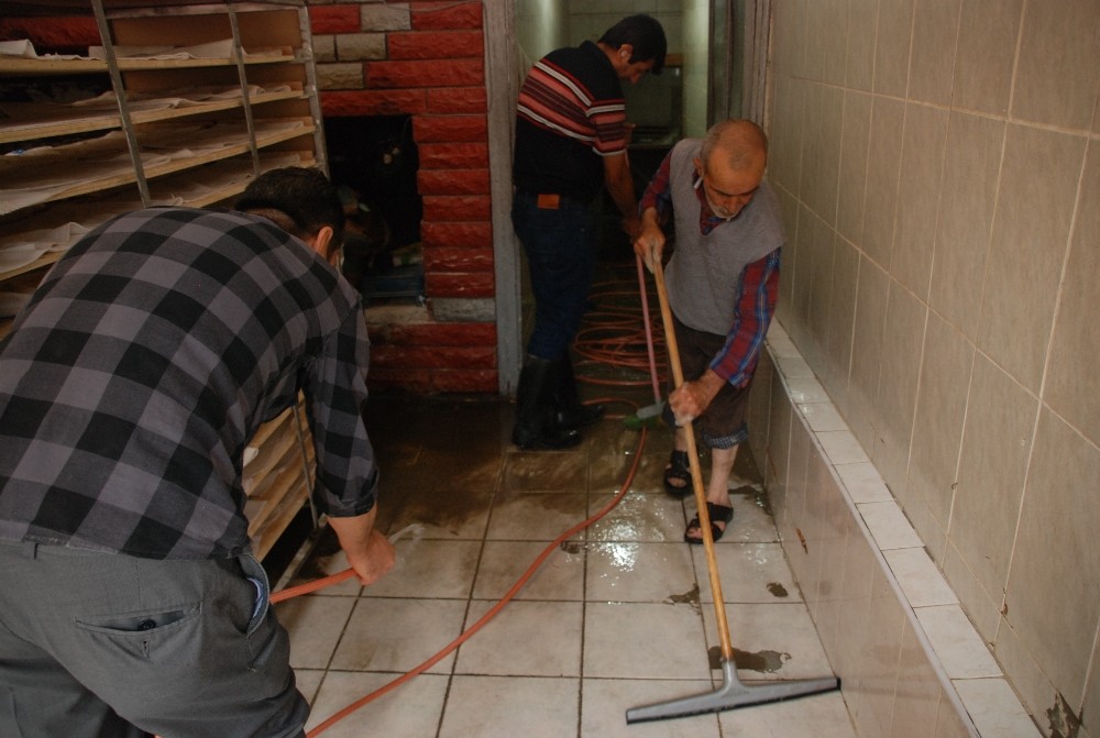 Sel sonrası dükkanlarda temizlik mesaisi 