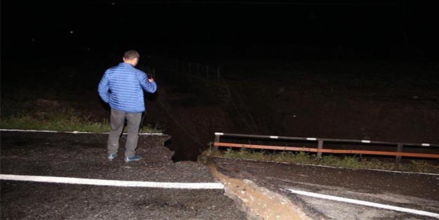 Sel suları köprüyü yıktı