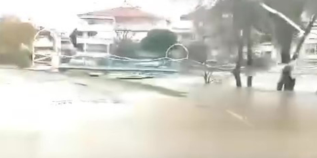 Sel suları köprüyü yuttu! Korku dolu anlar anbean kamerada