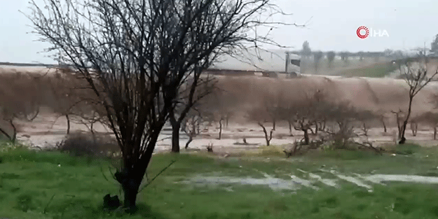 Sel suları TIR'ı böyle devirdi! O anlar kamerada...