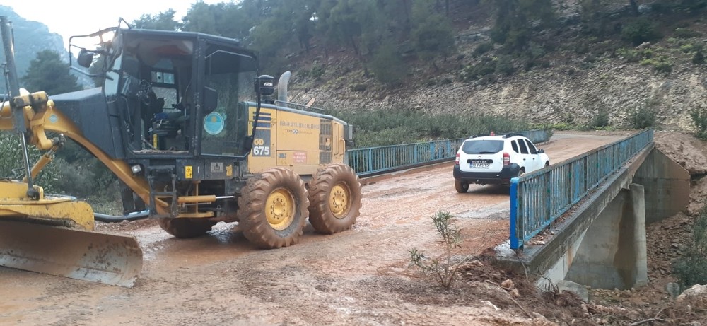 Sel sularında mahsur kalan 14 kişi kurtarıldı 