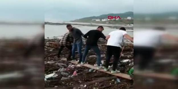İşte Türk milletinin merhameti! Sel sularında mahsur kalan köpek elbirliği ile kurtarıldı