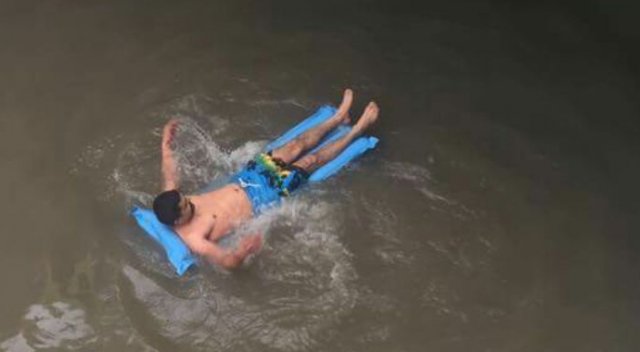 Sel sularının doldurduğu alt geçitte yüzen Mersinli