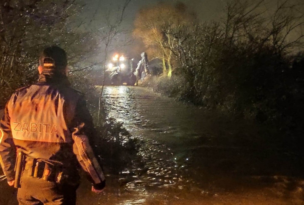 Sel sularının evleri basmasını belediye ekiplerini önledi 
