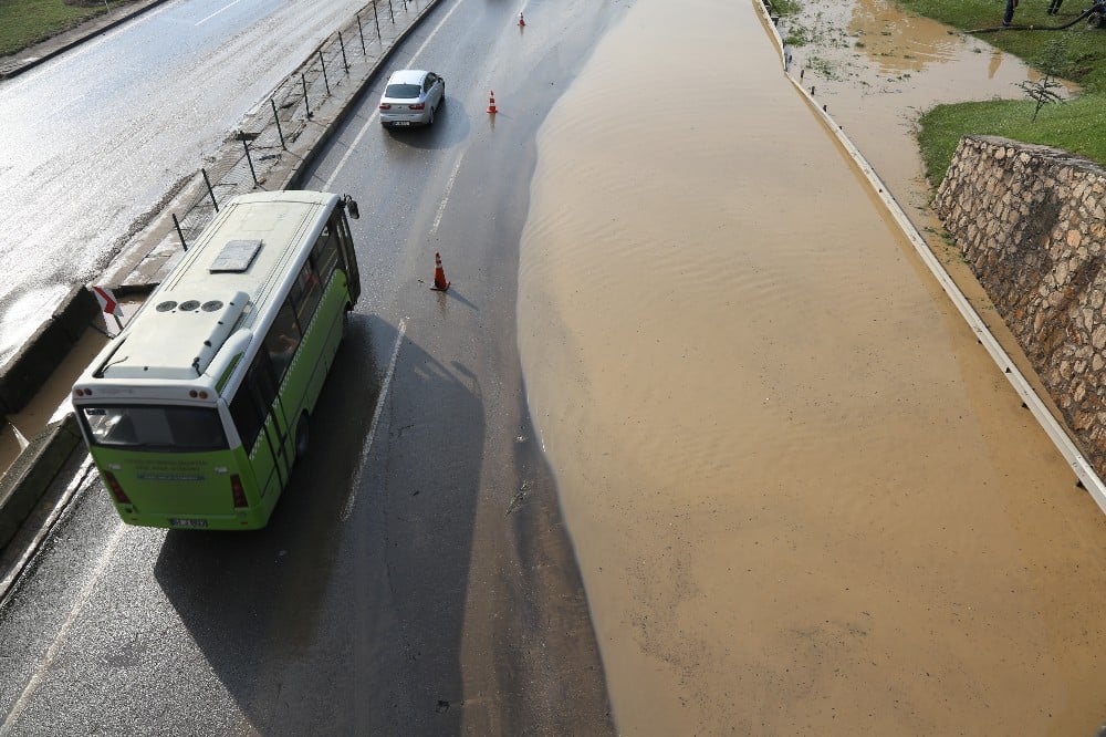 Sel sularının kapattığı D-100 karayolu 5 saatte trafiğe açılabildi 