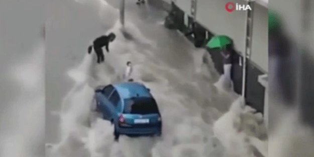 Sel suyuna kapılan çocuk son anda kurtarıldı! Korku dolu anlar kamerada..