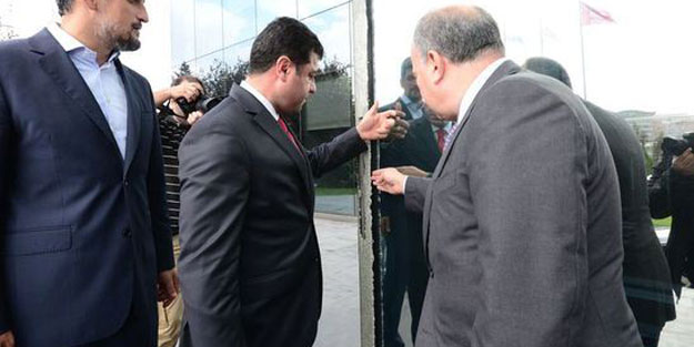 Demirtaş dibine kadar girdiği Hürriyet'in logosunu yeni farketti
