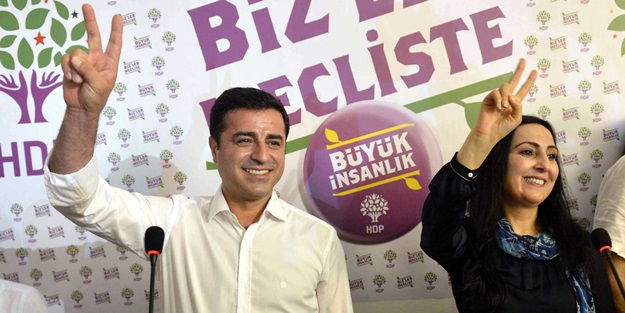Selahattin Demirtaş'tan 6'lı masadaki dostlarına 'aday' selamı!