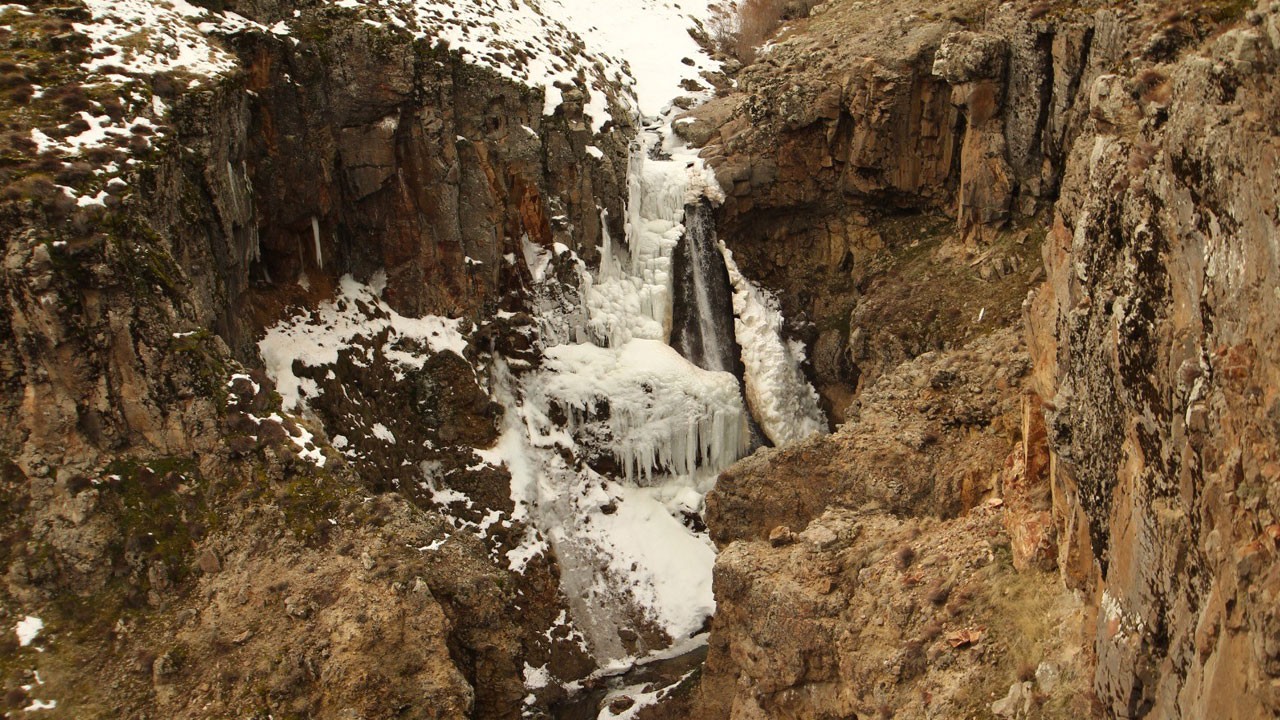 Şelale buz tuttu ortaya bu görüntü çıktı