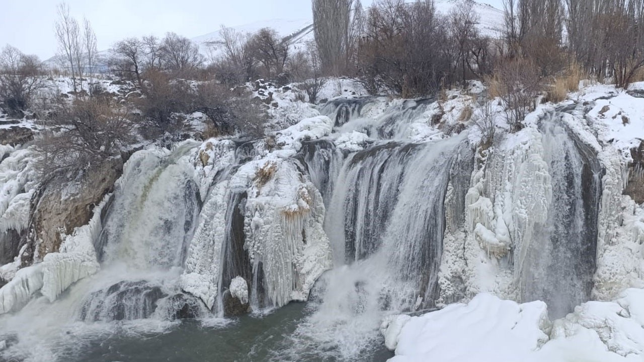 Şelale buz tuttu ortaya bu manzara çıktı!